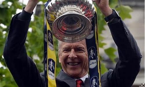 足总杯奖杯巡展活动在英格兰学校中的场景，学生们围绕温布利杯互动